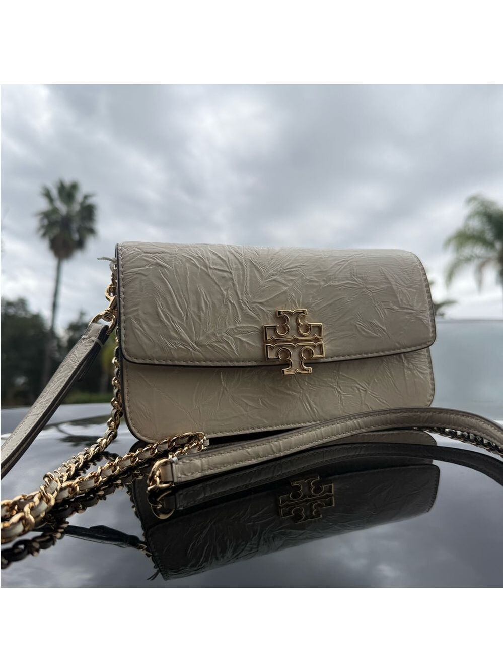 New tory burch BRITTEN PATENT CHARMS CHAIN WALLET W. WRISTLETin light cream - Picture 8 of 9